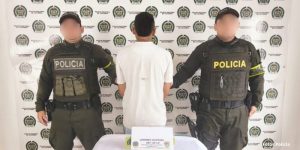 Motociclista arrolla a uniformado de la Policía en control vial de Gigante tras evadir señal de pare