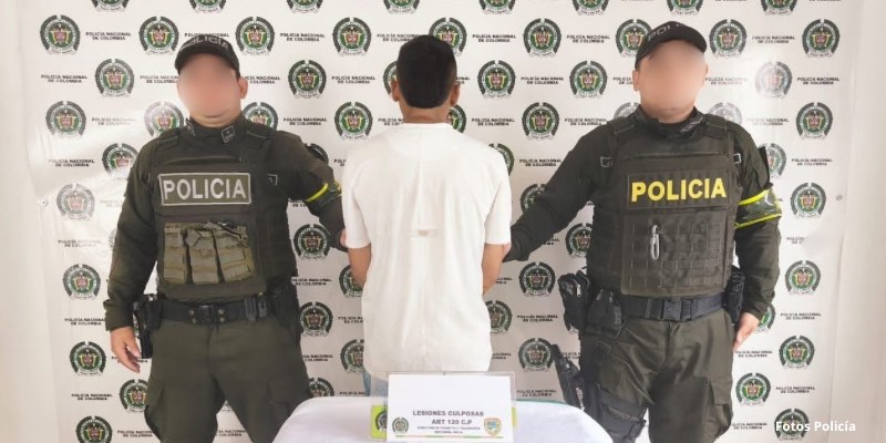 Motociclista arrolla a uniformado de la Policía en control vial de Gigante tras evadir señal de pare