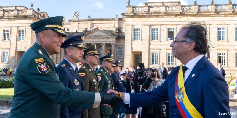 Gobierno Petro aplica aumentos de hasta 25,6% para uniformados: prioridad a rangos bajos