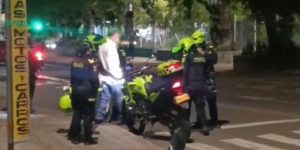 Uniformados de la Policía sufren accidente en motocicleta cerca del Estadio Urdaneta en Neiva