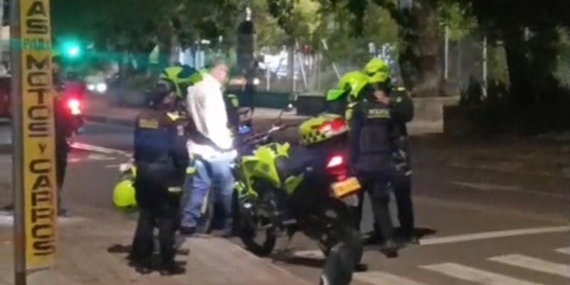 Uniformados de la Policía sufren accidente en motocicleta cerca del Estadio Urdaneta en Neiva