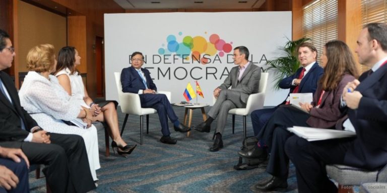 Petro y Sánchez se reúnen en Barcelona para fortalecer la relación económica y abordar amenazas a la democracia global