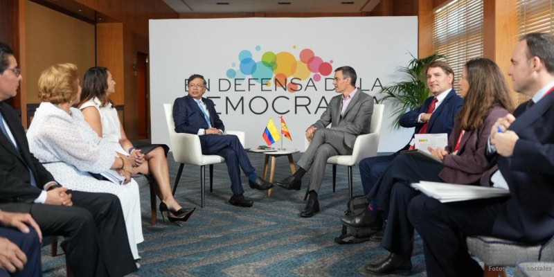 Petro y Sánchez se reúnen en Barcelona para fortalecer la relación económica y abordar amenazas a la democracia global